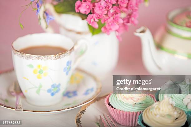 elegant teatime - tea and cupcakes stockfoto's en -beelden