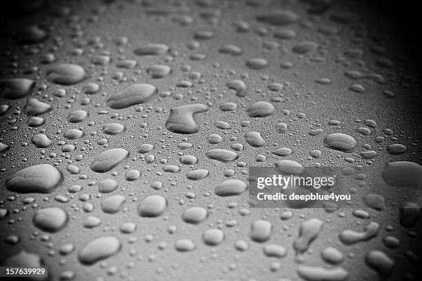 gotas de água em uma elegante escuro motorhood - vanishing spray imagens e fotografias de stock