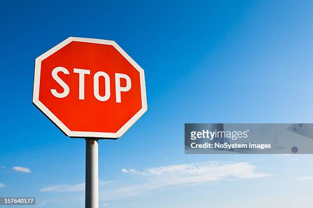 señal de stop - stop fotografías e imágenes de stock