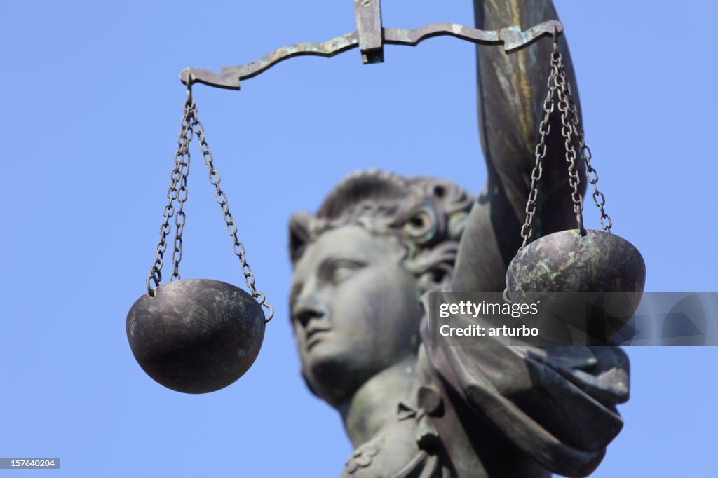 Senhora Justiça Retrato com escala contra céu azul