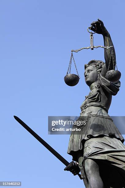bela estátua da justiça com vista a escala vertical - vingança imagens e fotografias de stock