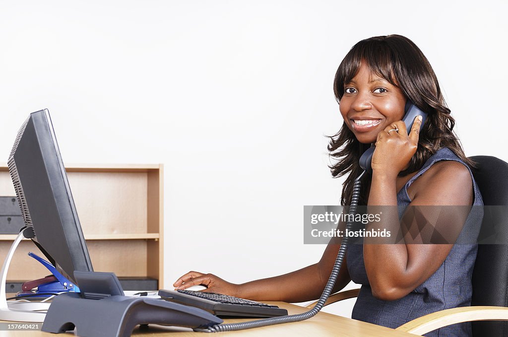 Afro-americana Mulher de Negócios sorridente, escrever e falar ao telefone