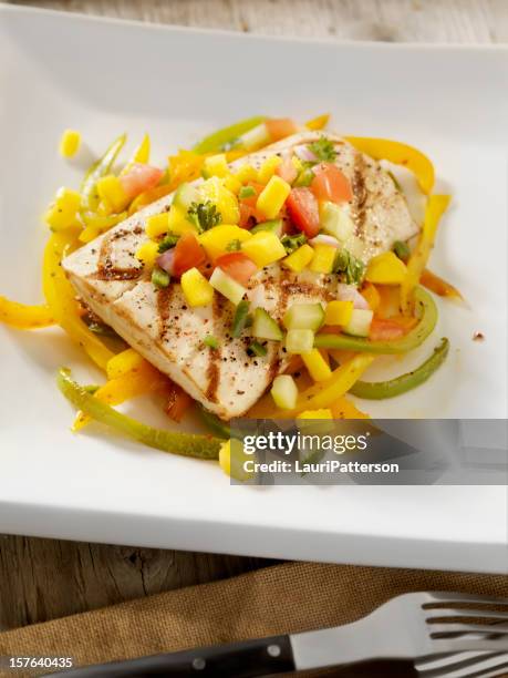 grilled halibut with mango salsa and roasted peppers - guldmakrill bildbanksfoton och bilder