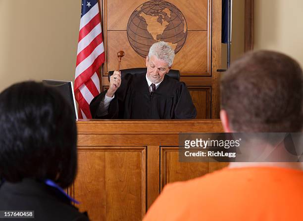 juez en courtroom - sentencing fotografías e imágenes de stock