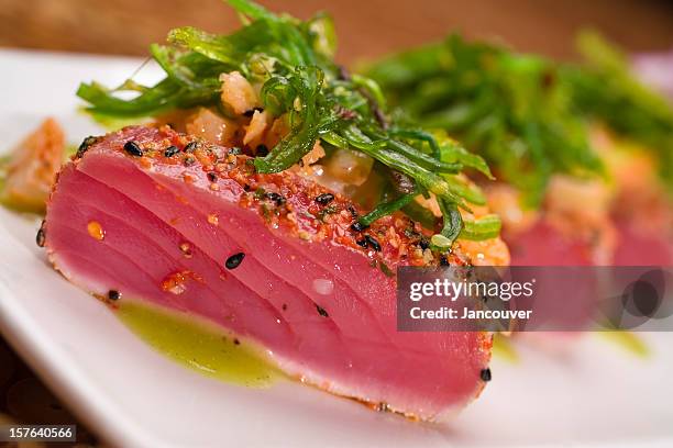 Seared And Seasoned Ahi Tuna Salad, Stockfoto