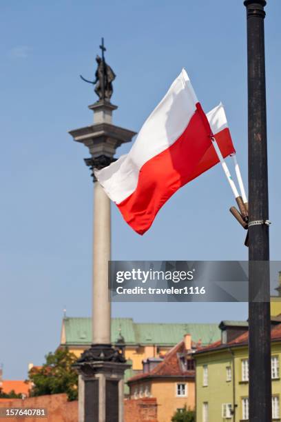 polnische flagge in warschau - sigismundsäule stock-fotos und bilder