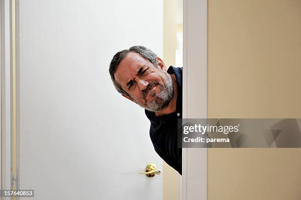 men behind doorframe - gluren stockfoto's en -beelden