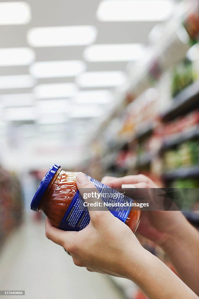 Mulher segurando Jar de alimentos