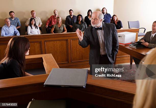 abogado en courtroom - jurado derecho fotografías e imágenes de stock