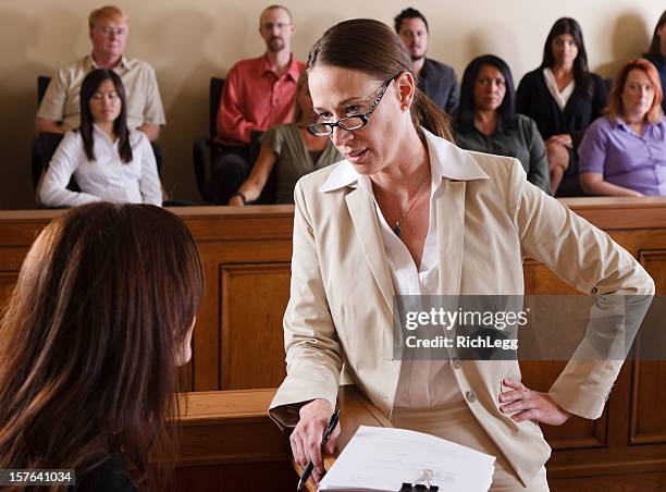 abogado en courtroom - witness fotografías e imágenes de stock