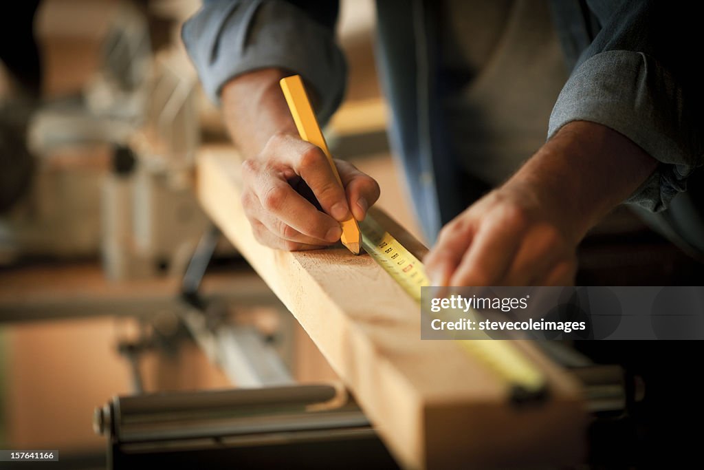 Carpenter messen einem Holz Plank