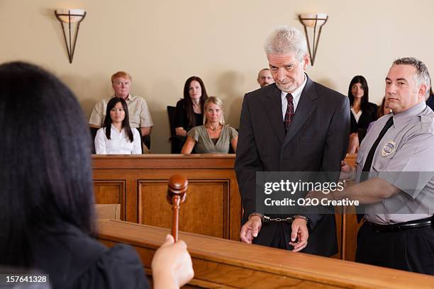 verbrecher angeklagter in court - verurteilung stock-fotos und bilder