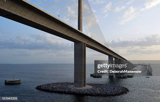 bob graham sunshine skyway-brücke tampa bay, florida, in der dämmerung - florida bridge stock-fotos und bilder