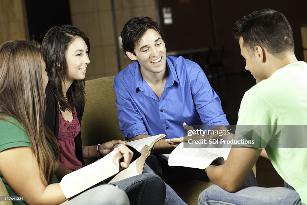 Grupo de jovens adultos se Bíblia de leitura discussão