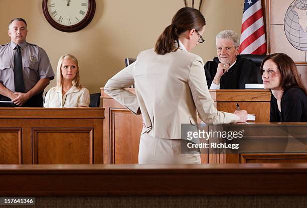 advogado em uma sala de tribunal - procedimento legal - fotografias e filmes do acervo