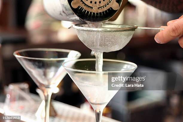 pouring martinis - martini stockfoto's en -beelden