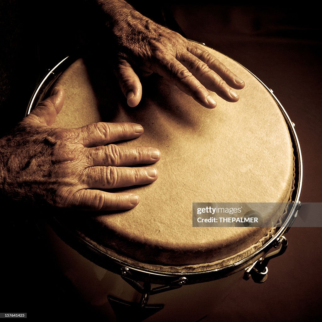 Hombre viejo jugando congas