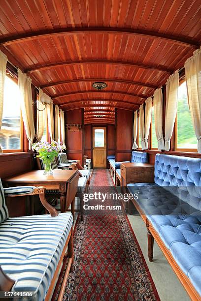 viejo interior de vagón de tren - vagón fotografías e imágenes de stock