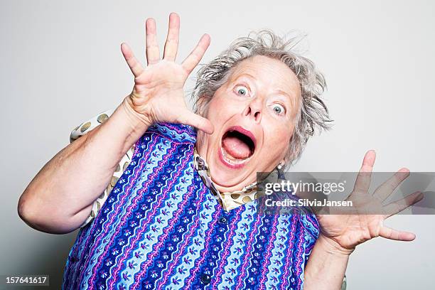 dona de casa retro sénior surpreendido - fat woman funny imagens e fotografias de stock