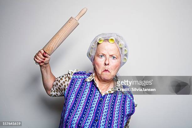 怒りレトロなシニア主婦ロールピン付き - 麺棒 ストックフォトと画像
