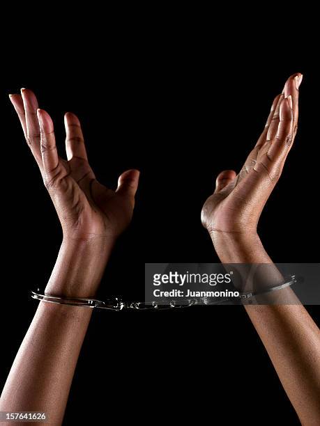 handcuffed manos - racial segregation fotografías e imágenes de stock