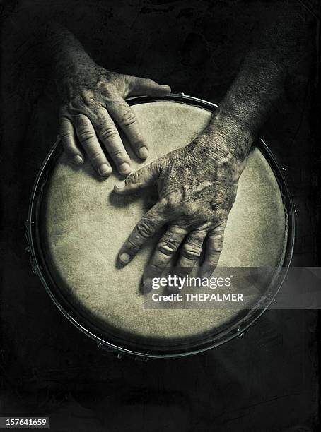hombre viejo jugando congas - conga tambor sencillo fotografías e imágenes de stock
