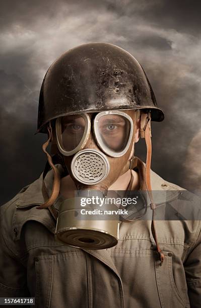 homem com máscara anti-gás - gas mask - fotografias e filmes do acervo