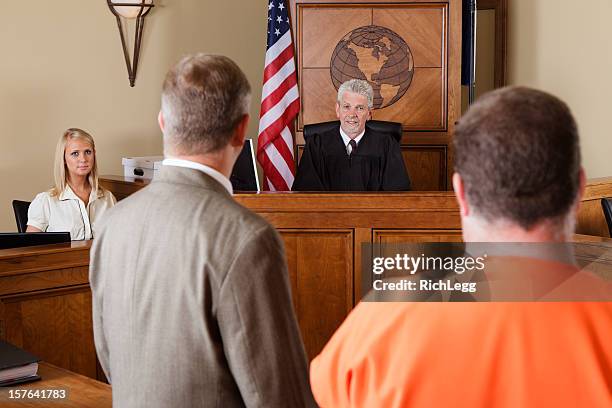 acusado penales y abogado en una sala de justicia - sentencing fotografías e imágenes de stock