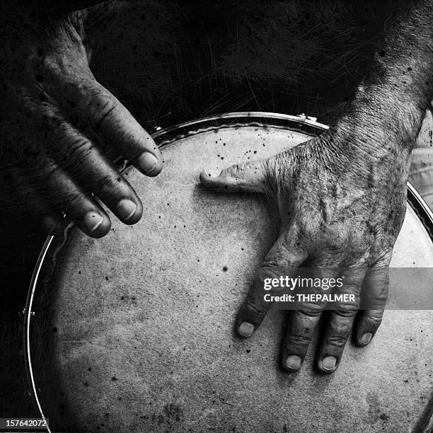 uomo anziano giocando congas - bongo foto e immagini stock