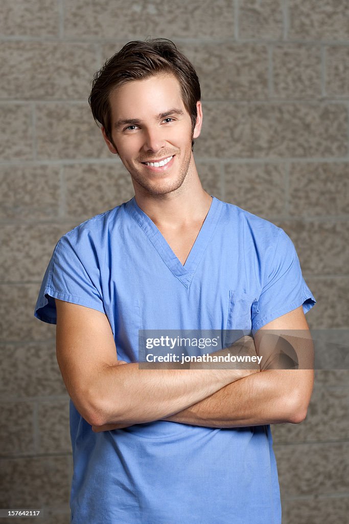 Hombre en Blue Scrubs