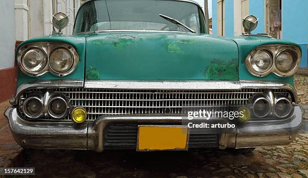 verde vintage coche clásico cubano frontal - grille fotografías e imágenes de stock