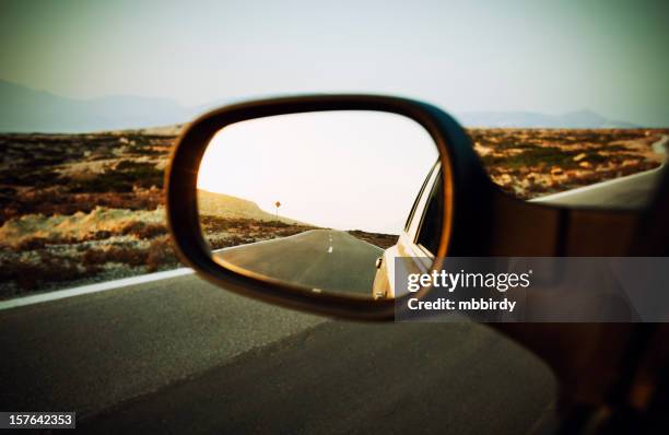 roadtrip na parte traseira espelho lateral - rear view mirror - fotografias e filmes do acervo