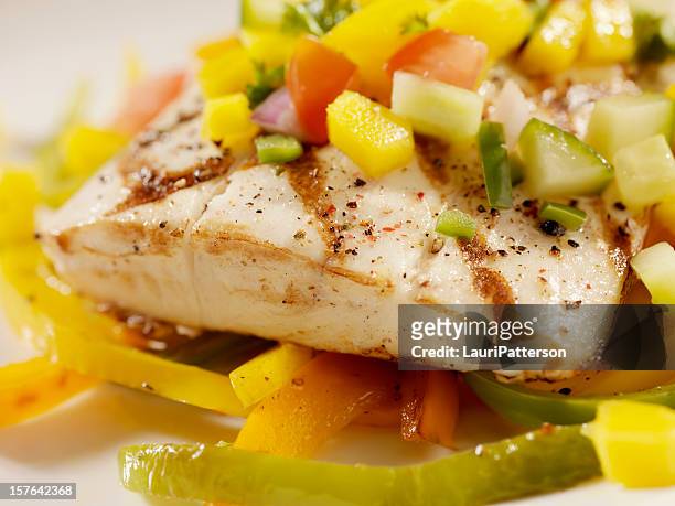 grilled halibut with mango salsa and roasted peppers - guldmakrill bildbanksfoton och bilder