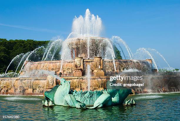 fonte de buckingham em parque grant em chicago, il - buckingham fountain chicago imagens e fotografias de stock