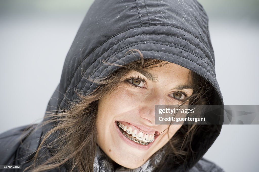 Jovem mulher usando Speedwrap, retrato ao ar livre, em um dia chuvoso