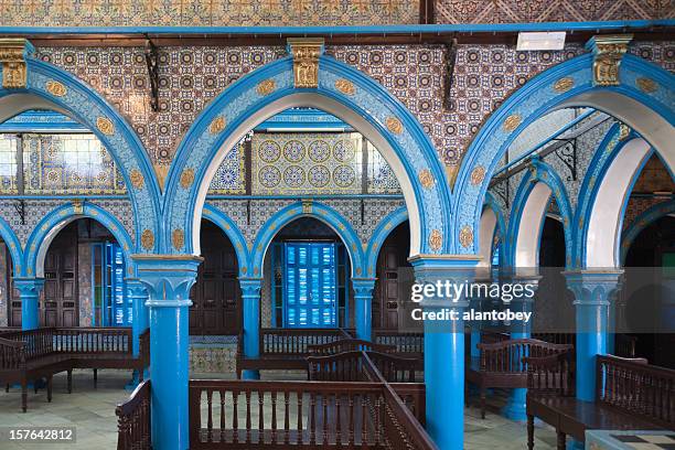 tunísia: la ghriba sinagoga, ilha de djerba (vista interior - tunísia imagens e fotografias de stock