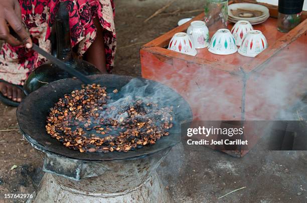cerimónia tradicional de café com café torrado em arba minch, etiópia - ethiopian coffee ceremony imagens e fotografias de stock