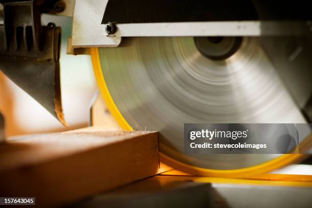 circular saw cutting a wood plank - spinning stockfoto's en -beelden