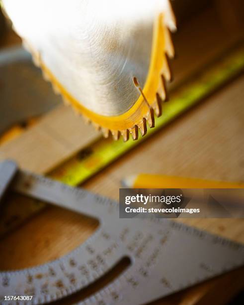 serrote e ferramentas de medição - serra-circular imagens e fotografias de stock
