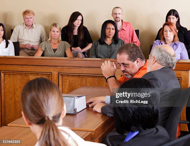 accusato penali e avvocato in un'aula di tribunale - juror law foto e immagini stock