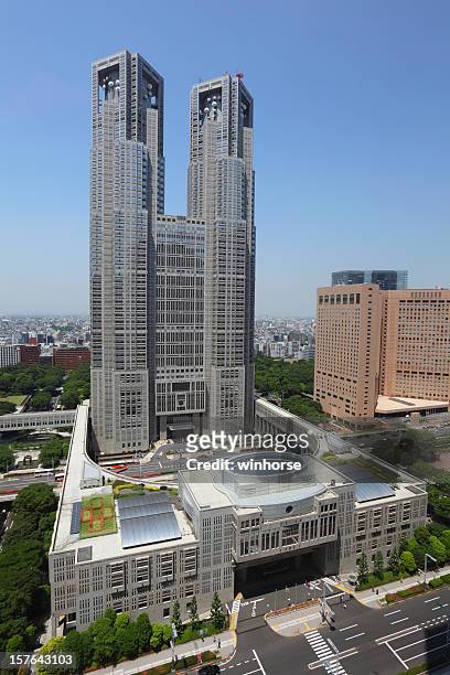 tokyo metropolitan government building - regierungsgebäude der präfektur tokio stock-fotos und bilder