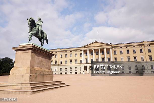 royal palace in oslo norwegen - königliches schloss stock-fotos und bilder