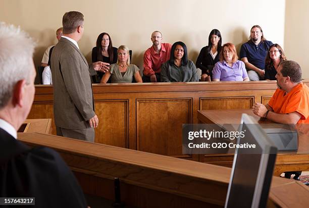 lawyer addressing the jury - oordeel juridische procedure stockfoto's en -beelden