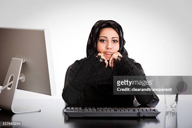 gelangweilt arabischen büro mädchen - beautiful arabian girls stock-fotos und bilder