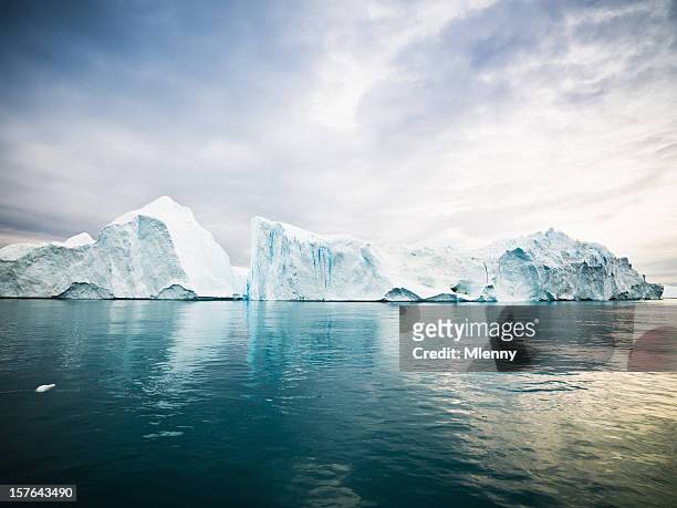 arctic eisberge grönland north pole - iceberg water stock-fotos und bilder