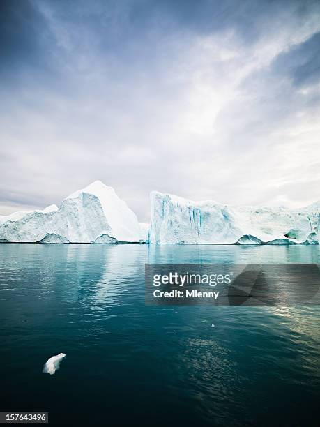 icebergs dans les eaux de l'arctique west groenland - pole nord photos et images de collection