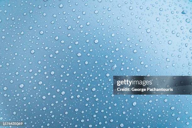 water drops on a flat surface - goccia di pioggia foto e immagini stock