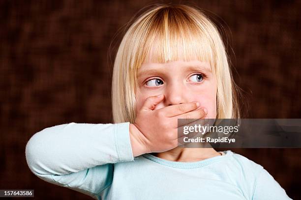 hermosa rubia niño pequeño hace'speak no evil'señal - mouth fotografías e imágenes de stock