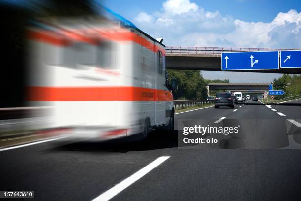 beschleunigung deutsche rettungswagen auf dem highway - befreiung stock-fotos und bilder