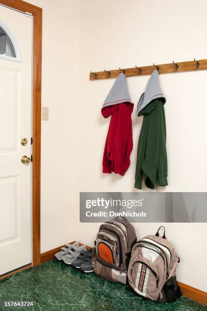 chaquetas y mochilas con puerta trasera - chaqueta roja fotografías e imágenes de stock